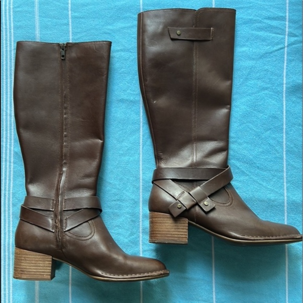 Woman’s (Uggs brand )Tall Leather riding boots,  a dark brown size 10 EUC